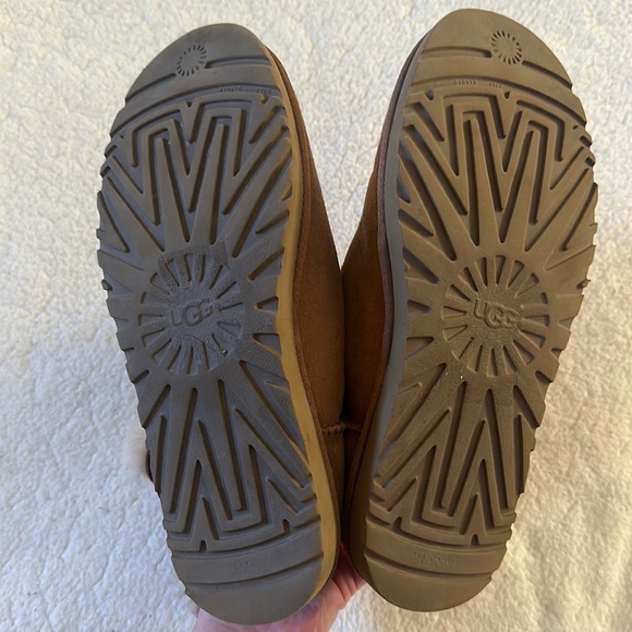 Ugg | Bailey Button II Chestnut Boot Size 10 - Picture 9 of 10